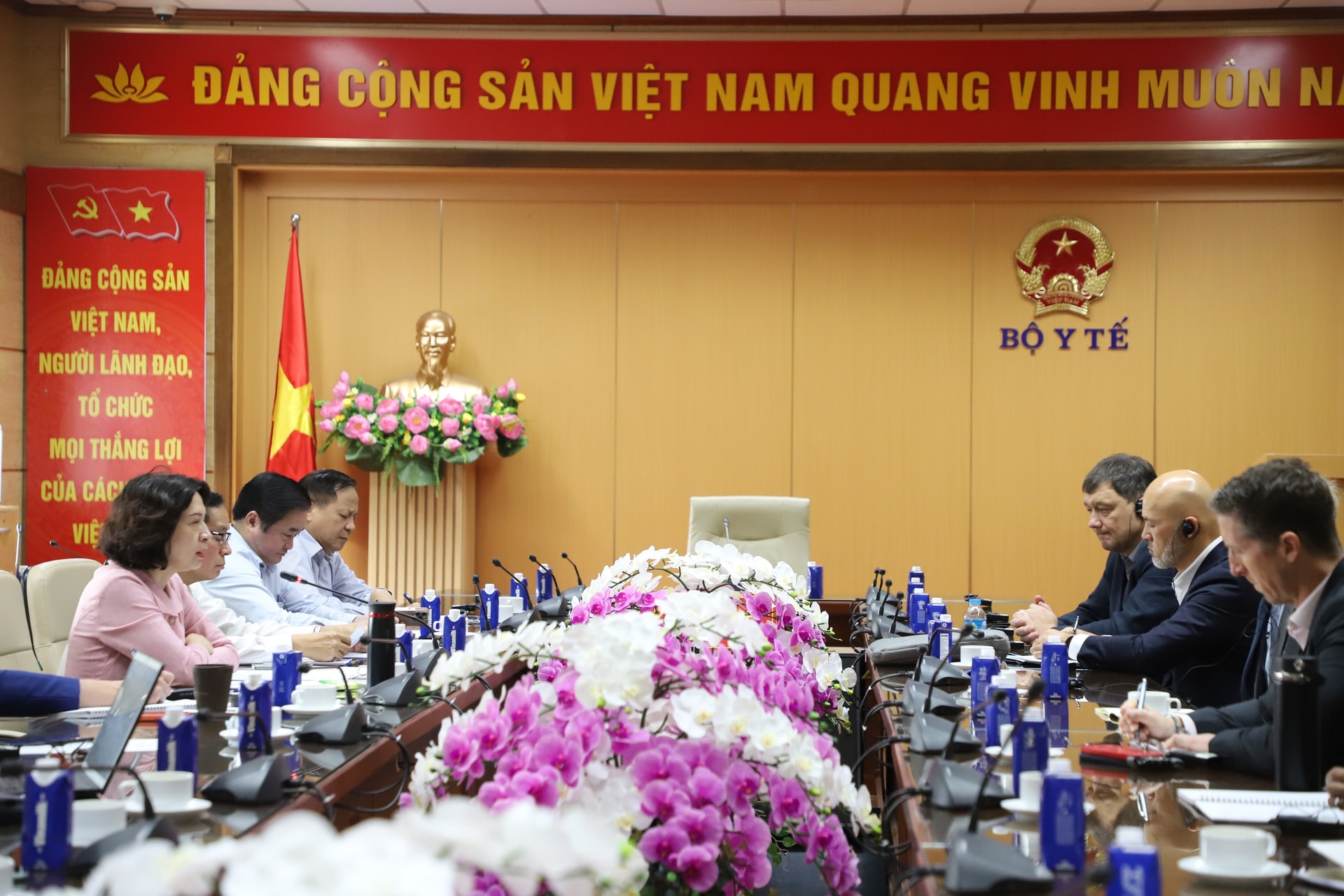 Thứ trưởng Bộ Y tế Nguyễn Thị Liên Hương tiếp, làm việc với đoàn công tác Quỹ Toàn cầu- Ảnh 1. Thứ trưởng Bộ Y tế Nguyễn Thị Liên Hương tiếp, làm việc với đoàn công tác Quỹ Toàn cầu- Ảnh 1.