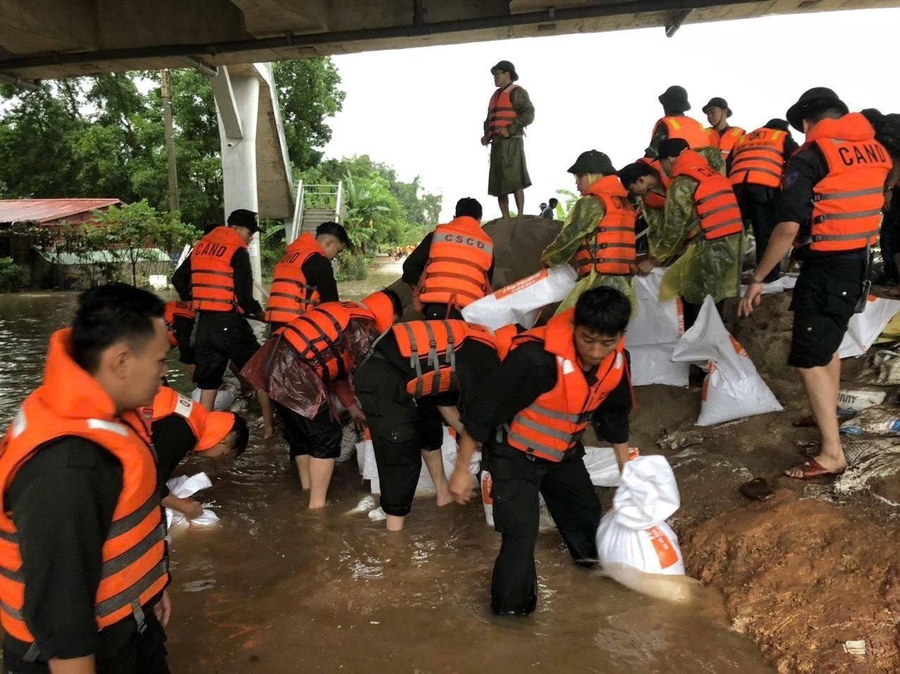 Tại 'rốn lũ' Thái Nguyên: Người dân lên mái nhà cầu cứu, lực lượng chức năng trắng đêm cứu hộ cứu nạn- Ảnh 7. Tại 'rốn lũ' Thái Nguyên: Người dân lên mái nhà cầu cứu, lực lượng chức năng trắng đêm cứu hộ cứu nạn- Ảnh 7.