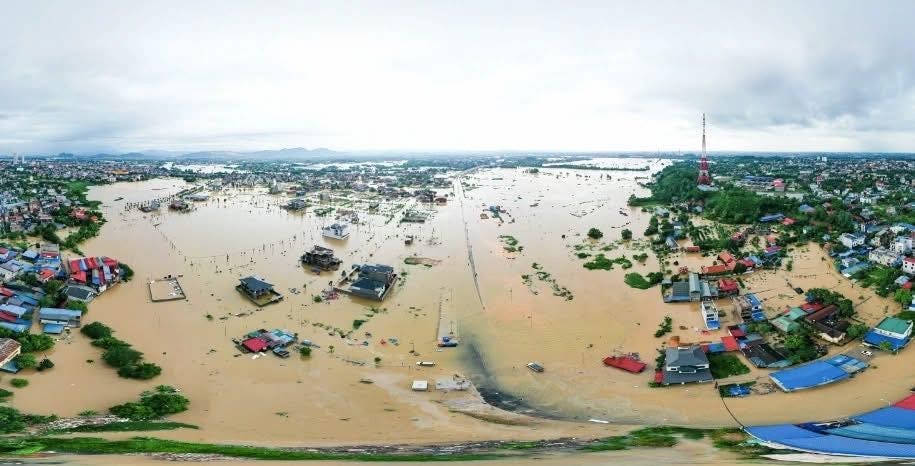 Tại 'rốn lũ' Thái Nguyên: Người dân lên mái nhà cầu cứu, lực lượng chức năng trắng đêm cứu hộ cứu nạn- Ảnh 2. Tại 'rốn lũ' Thái Nguyên: Người dân lên mái nhà cầu cứu, lực lượng chức năng trắng đêm cứu hộ cứu nạn- Ảnh 2.