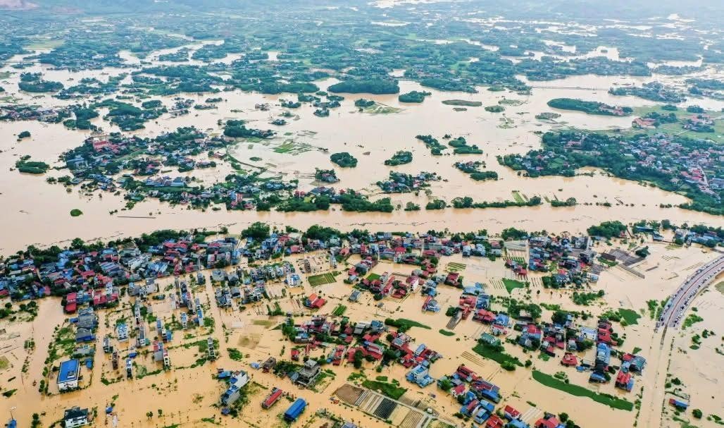 Tại 'rốn lũ' Thái Nguyên: Người dân lên mái nhà cầu cứu, lực lượng chức năng trắng đêm cứu hộ cứu nạn- Ảnh 1. Tại 'rốn lũ' Thái Nguyên: Người dân lên mái nhà cầu cứu, lực lượng chức năng trắng đêm cứu hộ cứu nạn- Ảnh 1.