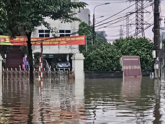 Sáng 8/10, trung tâm tỉnh Thái Nguyên vẫn chìm trong 'biển nước'- Ảnh 4. Sáng 8/10, trung tâm tỉnh Thái Nguyên vẫn chìm trong 'biển nước'- Ảnh 4.