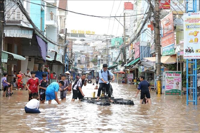 Triều cường tại Cần Thơ vượt báo động 3, nhà dân nước ngập ngang bụng- Ảnh 4. Triều cường tại Cần Thơ vượt báo động 3, nhà dân nước ngập ngang bụng- Ảnh 4.