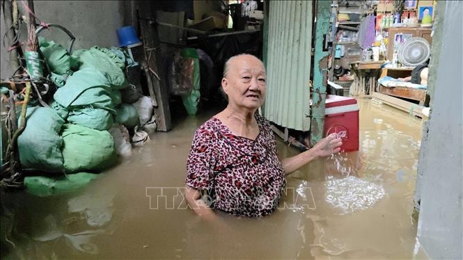 Triều cường tại Cần Thơ vượt báo động 3, nhà dân nước ngập ngang bụng- Ảnh 2. Triều cường tại Cần Thơ vượt báo động 3, nhà dân nước ngập ngang bụng- Ảnh 2.