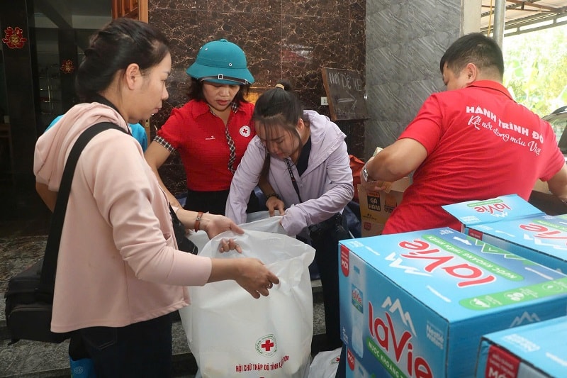 Gần 1,7 tỷ đồng cứu trợ khẩn cấp người dân bị ảnh hưởng bởi bão số 11- Ảnh 2. Gần 1,7 tỷ đồng cứu trợ khẩn cấp người dân bị ảnh hưởng bởi bão số 11- Ảnh 2.