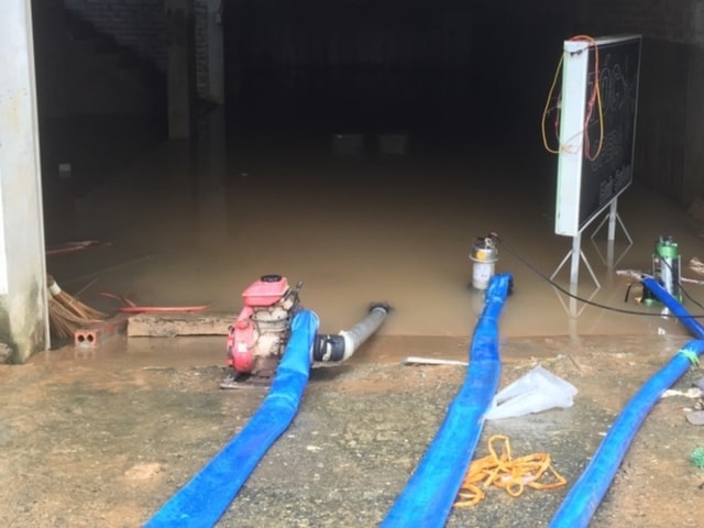 Sau ngập lụt, dịch vụ dọn nhà 'đắt khách'- Ảnh 2. Sau ngập lụt, dịch vụ dọn nhà 'đắt khách'- Ảnh 2.