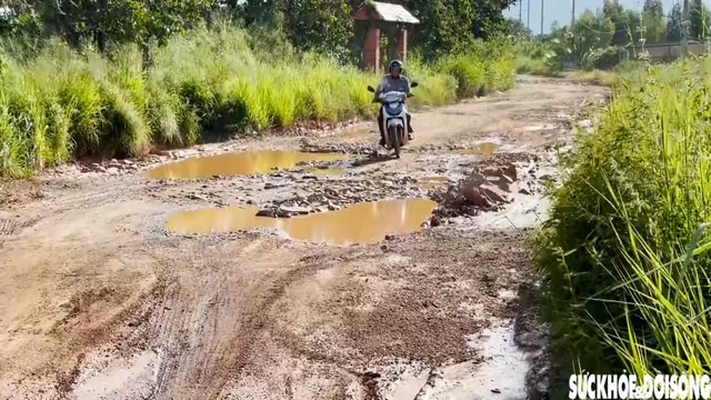 Đường liên xã ở Lâm Đồng như 'ruộng cày'- Ảnh 2. Đường liên xã ở Lâm Đồng như 'ruộng cày'- Ảnh 2.