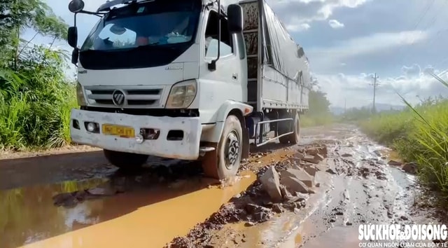 Đường liên xã ở Lâm Đồng như 'ruộng cày'- Ảnh 5. Đường liên xã ở Lâm Đồng như 'ruộng cày'- Ảnh 5.