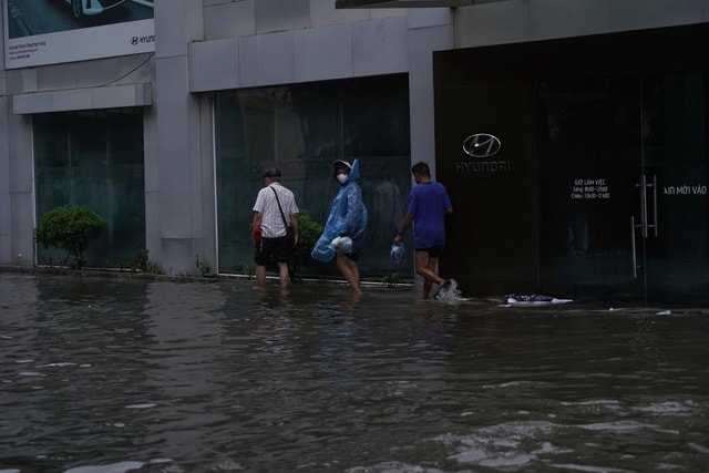 Người Hà Nội kiên nhẫn vượt ngập đến công sở- Ảnh 31.