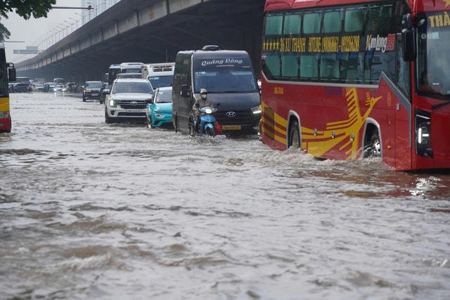 Người Hà Nội kiên nhẫn vượt ngập đến công sở- Ảnh 24.