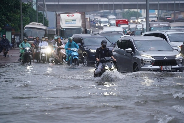 Người Hà Nội kiên nhẫn vượt ngập đến công sở- Ảnh 7.