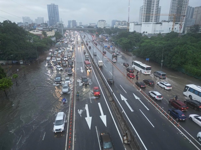 Người Hà Nội kiên nhẫn vượt ngập đến công sở- Ảnh 1.