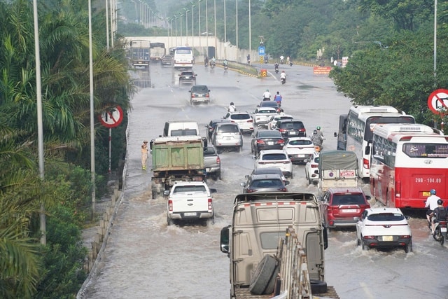 Người Hà Nội kiên nhẫn vượt ngập đến công sở- Ảnh 3.
