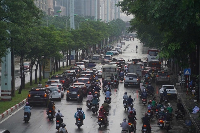 Người Hà Nội kiên nhẫn vượt ngập đến công sở- Ảnh 19.