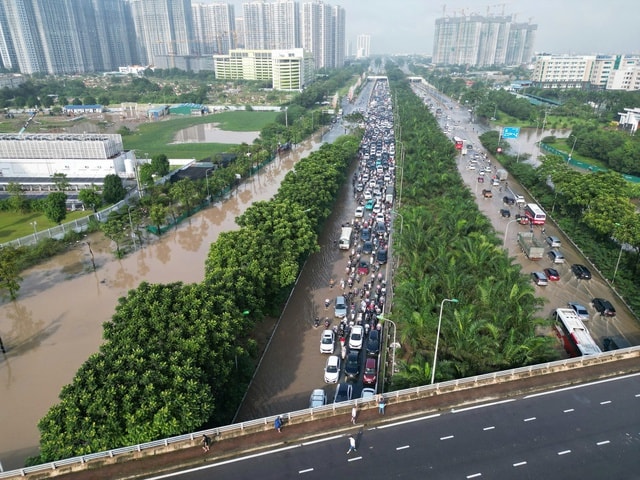 Người Hà Nội kiên nhẫn vượt ngập đến công sở- Ảnh 6.