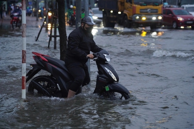 Người Hà Nội kiên nhẫn vượt ngập đến công sở- Ảnh 32.