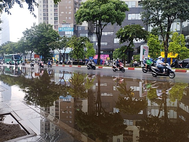 Cận cảnh những điểm còn ngập sâu ở Hà Nội sáng 8/10- Ảnh 11. Cận cảnh những điểm còn ngập sâu ở Hà Nội sáng 8/10- Ảnh 11.