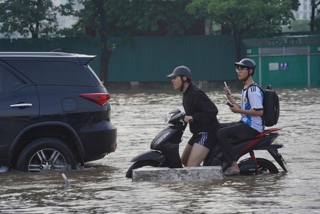 Người Hà Nội kiên nhẫn vượt ngập đến công sở- Ảnh 16.