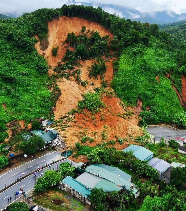 Quốc lộ gãy nền, đường ngập sâu cả mét, sạt lở hàng nghìn khối đất đá sau bão số 11- Ảnh 2. Quốc lộ gãy nền, đường ngập sâu cả mét, sạt lở hàng nghìn khối đất đá sau bão số 11- Ảnh 2.