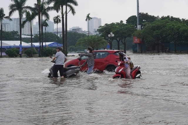 Người Hà Nội kiên nhẫn vượt ngập đến công sở- Ảnh 12.