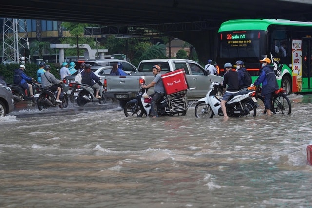 Người Hà Nội kiên nhẫn vượt ngập đến công sở- Ảnh 23.