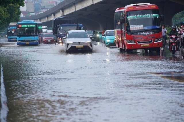 Người Hà Nội kiên nhẫn vượt ngập đến công sở- Ảnh 27.