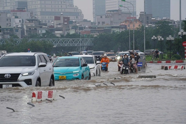 Người Hà Nội kiên nhẫn vượt ngập đến công sở- Ảnh 10.