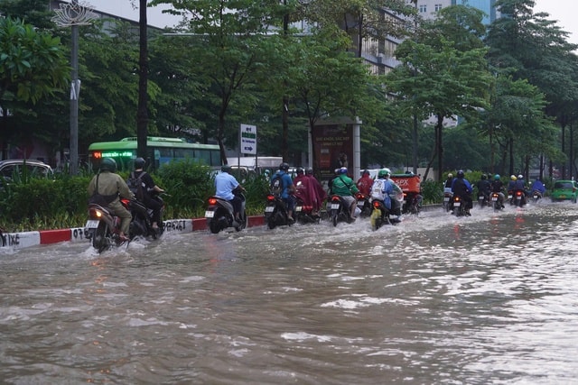 Người Hà Nội kiên nhẫn vượt ngập đến công sở- Ảnh 21.