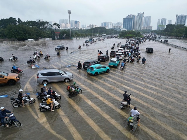 Người Hà Nội kiên nhẫn vượt ngập đến công sở- Ảnh 5.