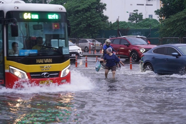 Người Hà Nội kiên nhẫn vượt ngập đến công sở- Ảnh 8.