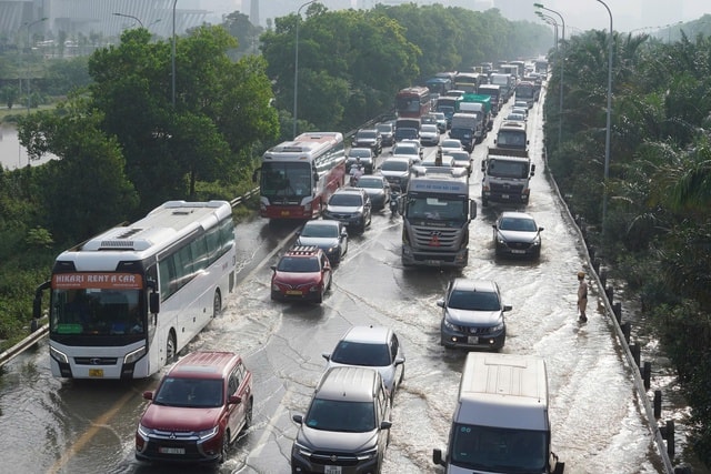 Người Hà Nội kiên nhẫn vượt ngập đến công sở- Ảnh 2.