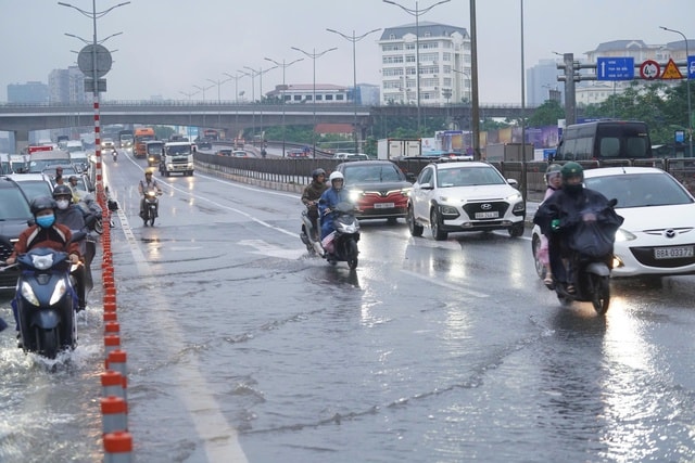 Người Hà Nội kiên nhẫn vượt ngập đến công sở- Ảnh 30.