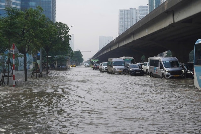 Người Hà Nội kiên nhẫn vượt ngập đến công sở- Ảnh 20.