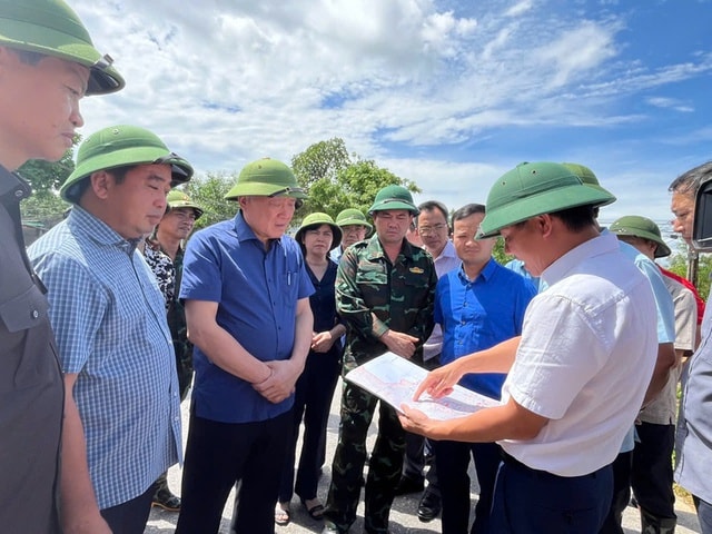 Phó Thủ tướng Thường trực Chính phủ Nguyễn Hòa Bình kiểm tra, chỉ đạo khắc phục vỡ đê bối tại Bắc Ninh- Ảnh 2. Phó Thủ tướng Thường trực Chính phủ Nguyễn Hòa Bình kiểm tra, chỉ đạo khắc phục vỡ đê bối tại Bắc Ninh- Ảnh 2.