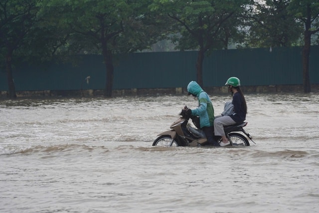 Người Hà Nội kiên nhẫn vượt ngập đến công sở- Ảnh 15.