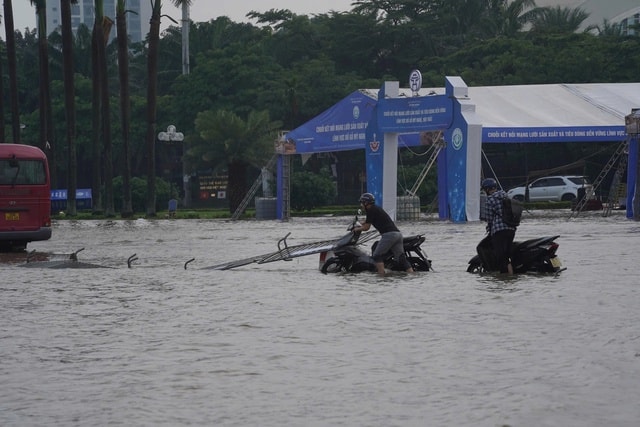 Người Hà Nội kiên nhẫn vượt ngập đến công sở- Ảnh 13.