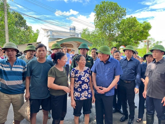 Phó Thủ tướng Thường trực Chính phủ Nguyễn Hòa Bình kiểm tra, chỉ đạo khắc phục vỡ đê bối tại Bắc Ninh- Ảnh 3. Phó Thủ tướng Thường trực Chính phủ Nguyễn Hòa Bình kiểm tra, chỉ đạo khắc phục vỡ đê bối tại Bắc Ninh- Ảnh 3.