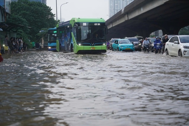 Người Hà Nội kiên nhẫn vượt ngập đến công sở- Ảnh 26.