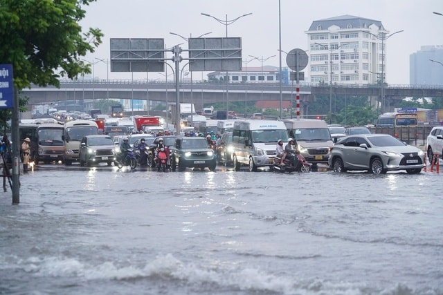 Người Hà Nội kiên nhẫn vượt ngập đến công sở- Ảnh 9.