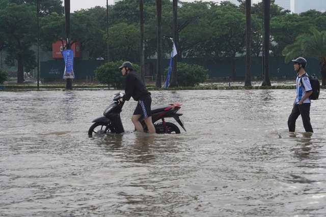 Người Hà Nội kiên nhẫn vượt ngập đến công sở- Ảnh 14.
