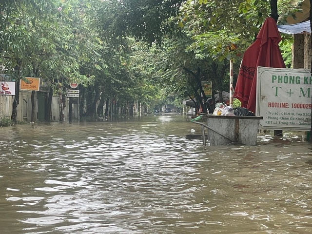 Hà Nội: 'Ốc đảo An Khánh' lại chìm trong biển nước sau mưa- Ảnh 10. Hà Nội: 'Ốc đảo An Khánh' lại chìm trong biển nước sau mưa- Ảnh 10.