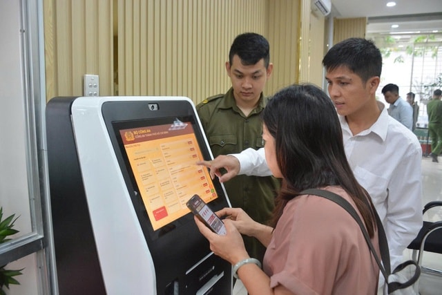 Công an cấp xã TPHCM đồng loạt ra mắt bộ phận một cửa phục vụ người dân- Ảnh 2. Công an cấp xã TPHCM đồng loạt ra mắt bộ phận một cửa phục vụ người dân- Ảnh 2.