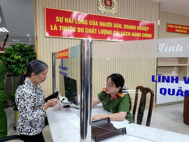 Công an cấp xã TPHCM đồng loạt ra mắt bộ phận một cửa phục vụ người dân- Ảnh 3. Công an cấp xã TPHCM đồng loạt ra mắt bộ phận một cửa phục vụ người dân- Ảnh 3.