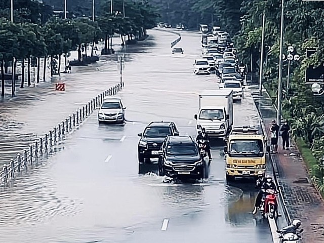Cận cảnh những điểm còn ngập sâu ở Hà Nội sáng 8/10- Ảnh 3. Cận cảnh những điểm còn ngập sâu ở Hà Nội sáng 8/10- Ảnh 3.