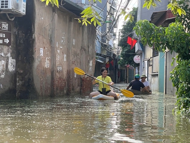 Sau ngập lụt, dịch vụ dọn nhà 'đắt khách'- Ảnh 3. Sau ngập lụt, dịch vụ dọn nhà 'đắt khách'- Ảnh 3.