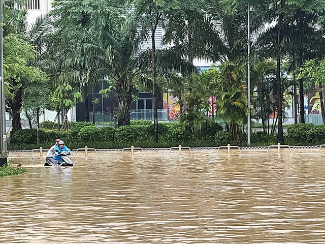Cận cảnh những điểm còn ngập sâu ở Hà Nội sáng 8/10- Ảnh 2. Cận cảnh những điểm còn ngập sâu ở Hà Nội sáng 8/10- Ảnh 2.