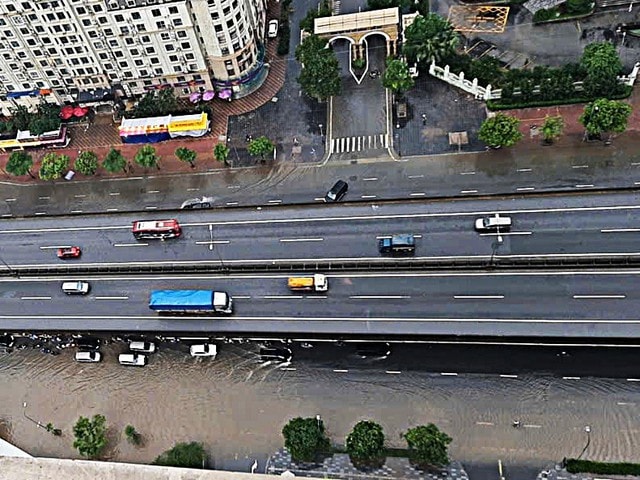 Cận cảnh những điểm còn ngập sâu ở Hà Nội sáng 8/10- Ảnh 6. Cận cảnh những điểm còn ngập sâu ở Hà Nội sáng 8/10- Ảnh 6.