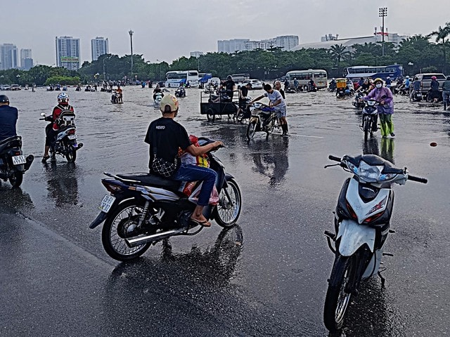 Cận cảnh những điểm còn ngập sâu ở Hà Nội sáng 8/10- Ảnh 5. Cận cảnh những điểm còn ngập sâu ở Hà Nội sáng 8/10- Ảnh 5.