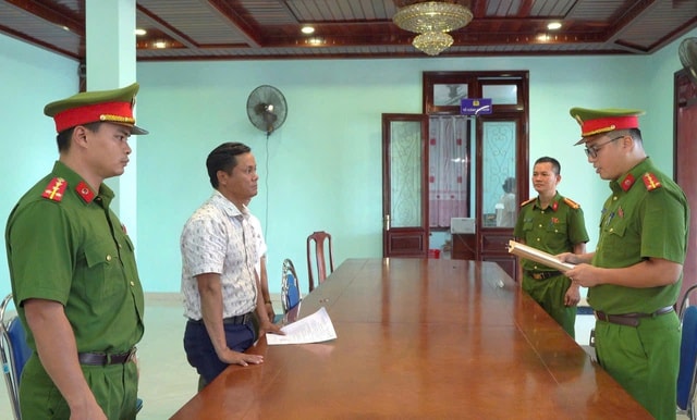 Hai cán bộ phường ở Huế bị bắt về tội nhận hối lộ- Ảnh 1.