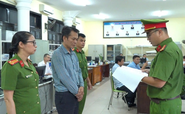 Hai cán bộ phường ở Huế bị bắt về tội nhận hối lộ- Ảnh 2.