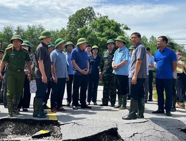 Phó Thủ tướng Thường trực Chính phủ Nguyễn Hòa Bình kiểm tra, chỉ đạo khắc phục vỡ đê bối tại Bắc Ninh- Ảnh 1. Phó Thủ tướng Thường trực Chính phủ Nguyễn Hòa Bình kiểm tra, chỉ đạo khắc phục vỡ đê bối tại Bắc Ninh- Ảnh 1.